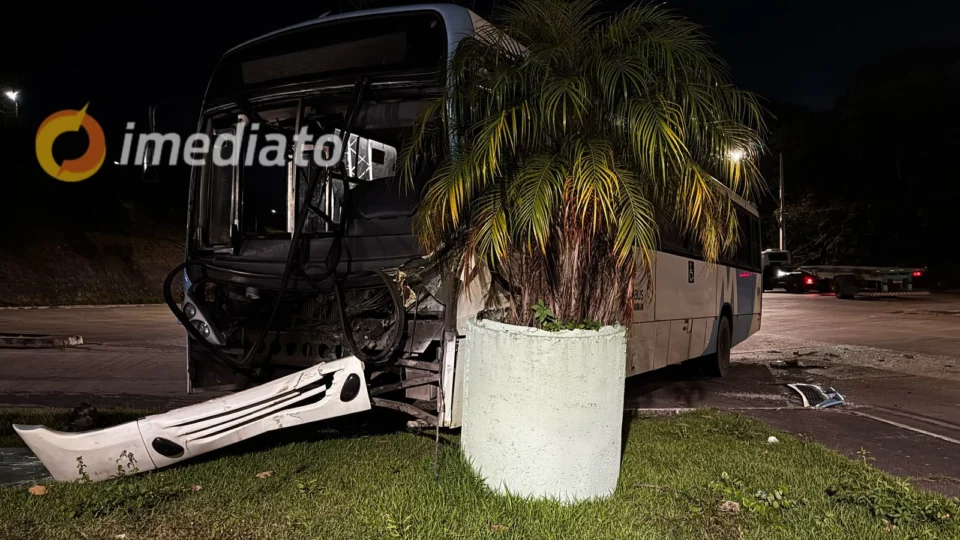 Ônibus fica destruído após desviar de carreta no bairro Distrito Industrial