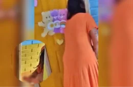 VEJA VÍDEO: diretora é filmada ‘brincando’ com pênis de borracha dentro de escola