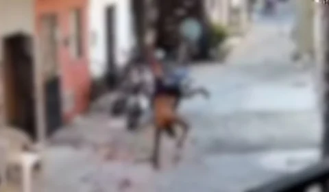 VEJA VÍDEO: homem pula de telhado para fugir da polícia e cai de cabeça no chão