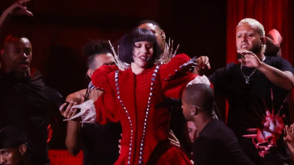 Lady Gaga soube de operação contra atentado a bomba em show pela imprensa