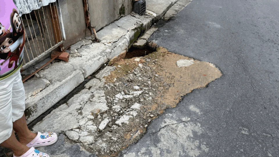 Moradora do São José denuncia risco de desabamento causado por buraco que avança sob calçada