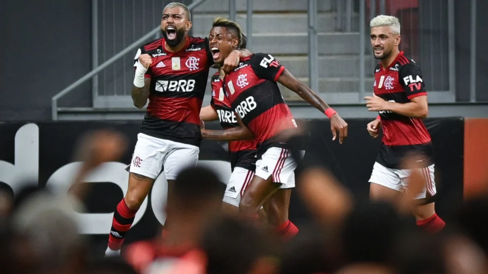 Flamengo vence o Palmeiras por 2 a 0 e se aproxima liderança do Brasileirão