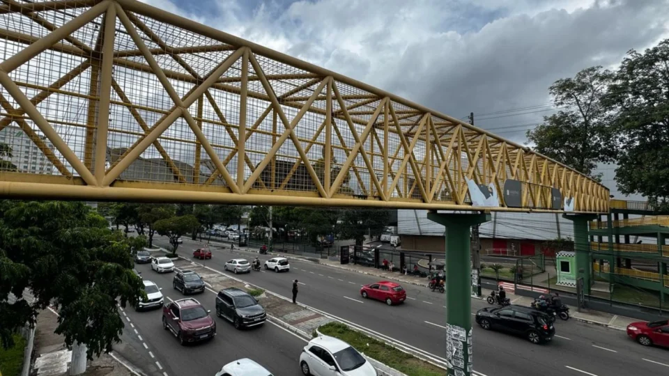 Passarela na Av. Darcy Vargas é usada para atos sexuais e preocupa moradores