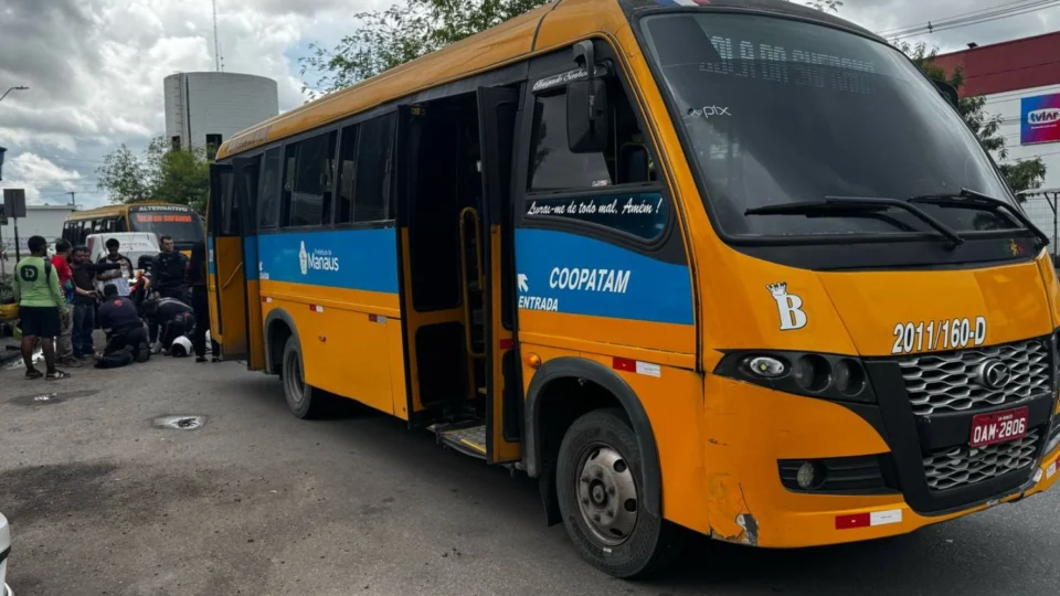 Estudante é arrastada por ônibus alternativo após mochila prender em porta no bairro Nova Cidade