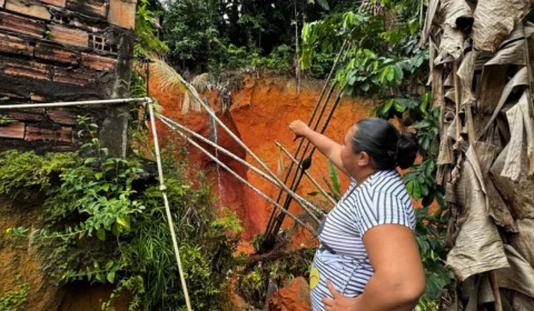 Moradores do Mauazinho cobram ação da Defesa Civil após deslizamento de barranco no Beco São Francisco