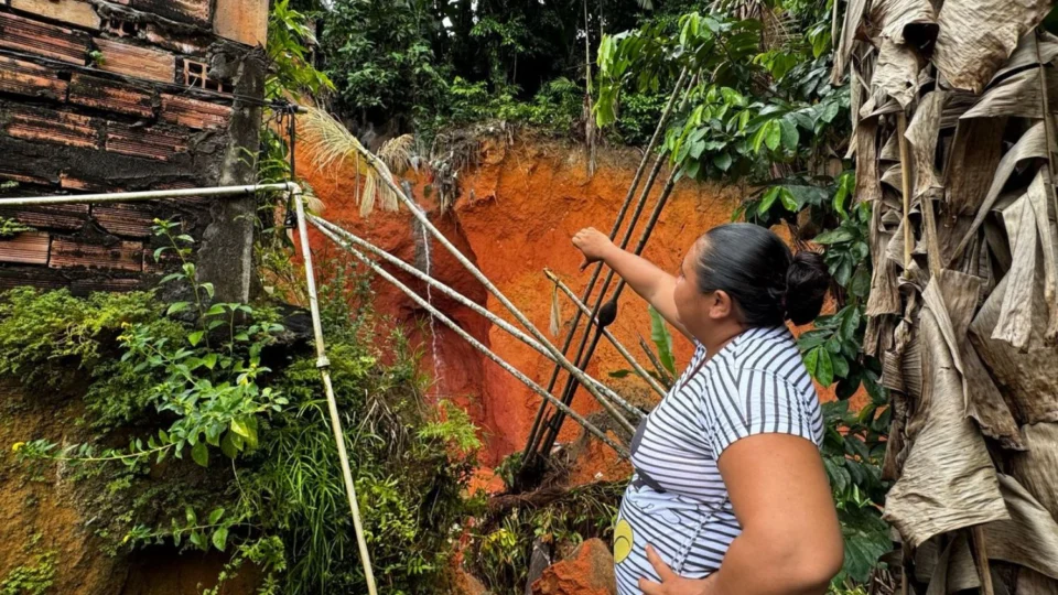 Moradores do Mauazinho cobram ação da Defesa Civil após deslizamento de barranco no Beco São Francisco