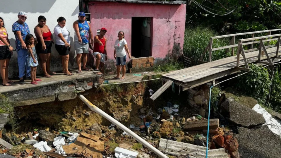 Cratera se abre após chuva no bairro Novo Reino e moradores cobram solução