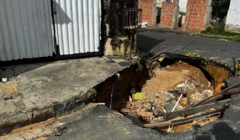 Buraco aberto há meses preocupa moradores da Rua Alves da Silveira, no bairro Compensa 2