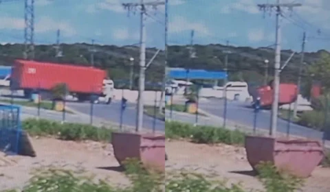 Carreta tomba na Estrada da Colônia Antônio Aleixo e quase atinge motociclista em Manaus