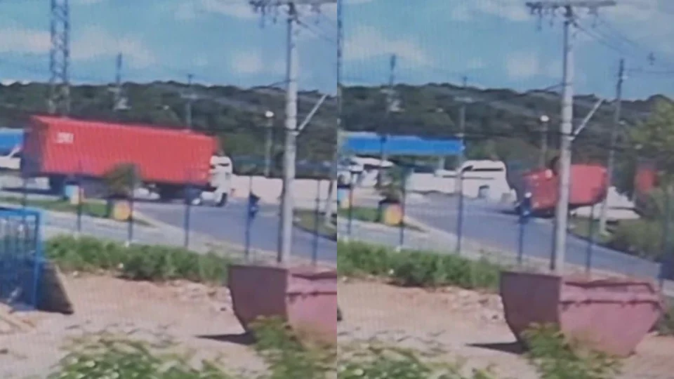 Carreta tomba na Estrada da Colônia Antônio Aleixo e quase atinge motociclista em Manaus