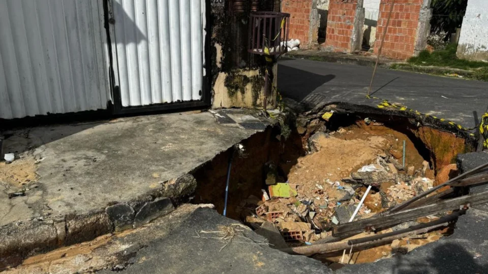 Buraco aberto há meses preocupa moradores da Rua Alves da Silveira, no bairro Compensa 2