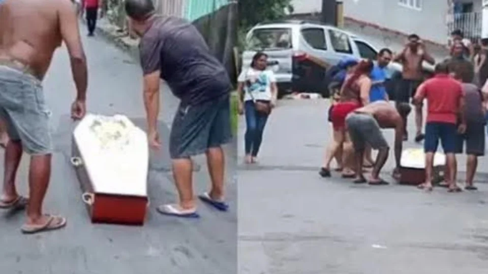 Caixão cai de carro funerário e corpo de idoso fica no meio da rua em Manaus
