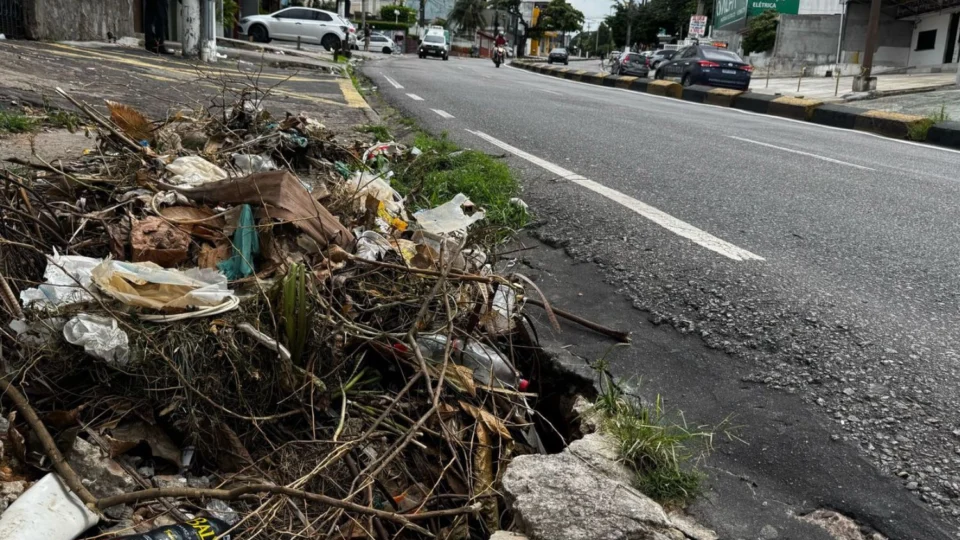 Buraco em avenida do bairro São Jorge preocupa moradores e segue sem reparo há meses