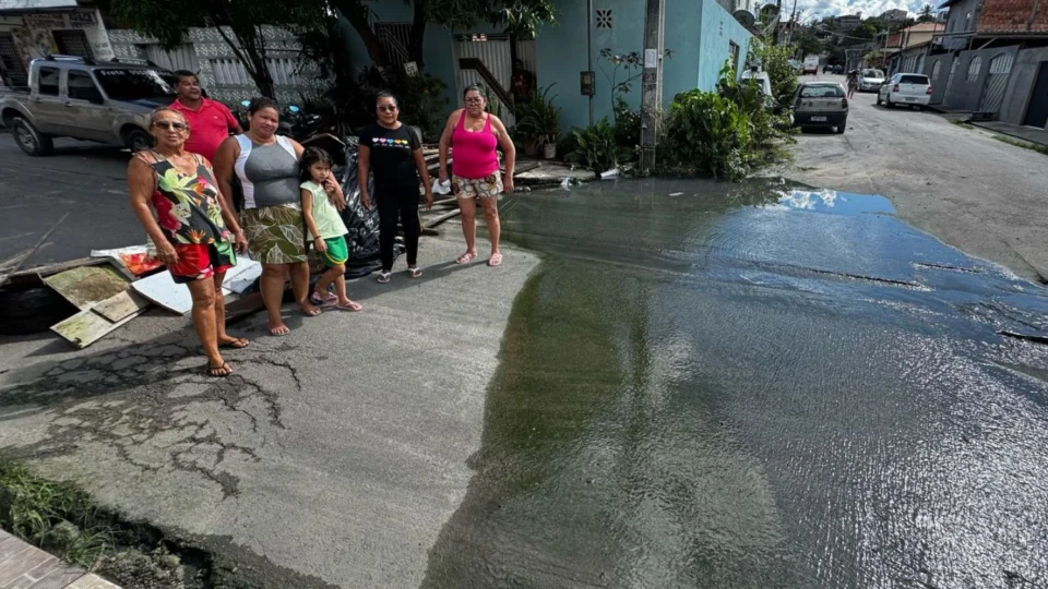 Moradores do Vale do Sinai pedem solução urgente para bueiros entupidos na rua Carazinho