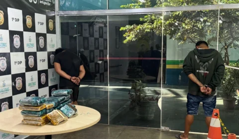 Rocam prende dois homens e apreende 20 kg de drogas em embarcação no porto Manaus