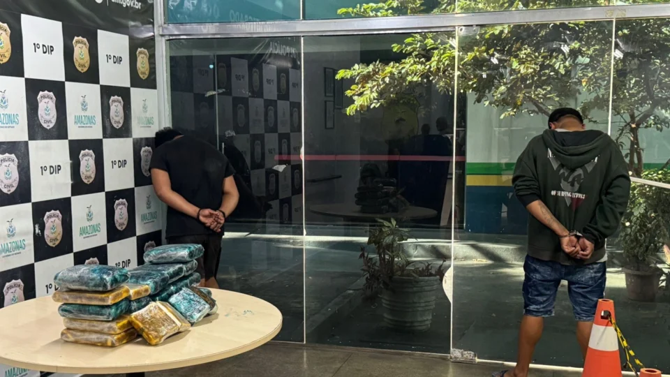 Rocam prende dois homens e apreende 20 kg de drogas em embarcação no porto Manaus