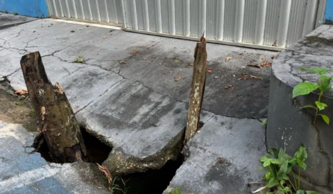 Moradores do Parque Dez pedem reparos urgentes em ruas esburacadas