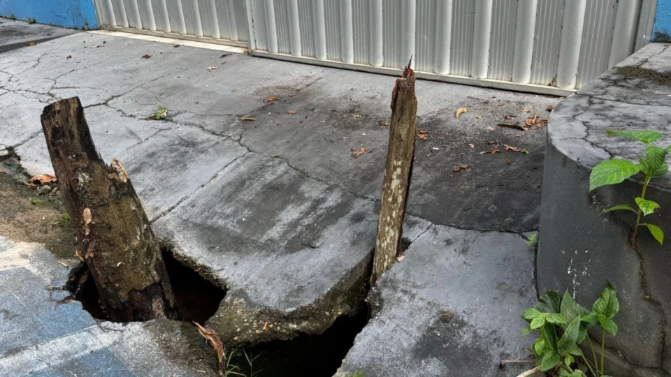 Moradores do Parque Dez pedem reparos urgentes em ruas esburacadas