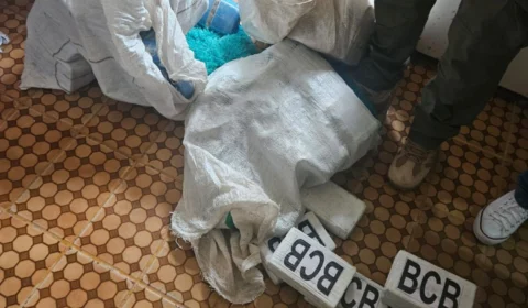 Ação do Denarc resulta na apreensão de 210 quilos de cocaína e prisão de dois homens em Manaus