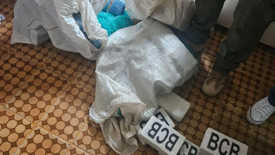 Ação do Denarc resulta na apreensão de 210 quilos de cocaína e prisão de dois homens em Manaus
