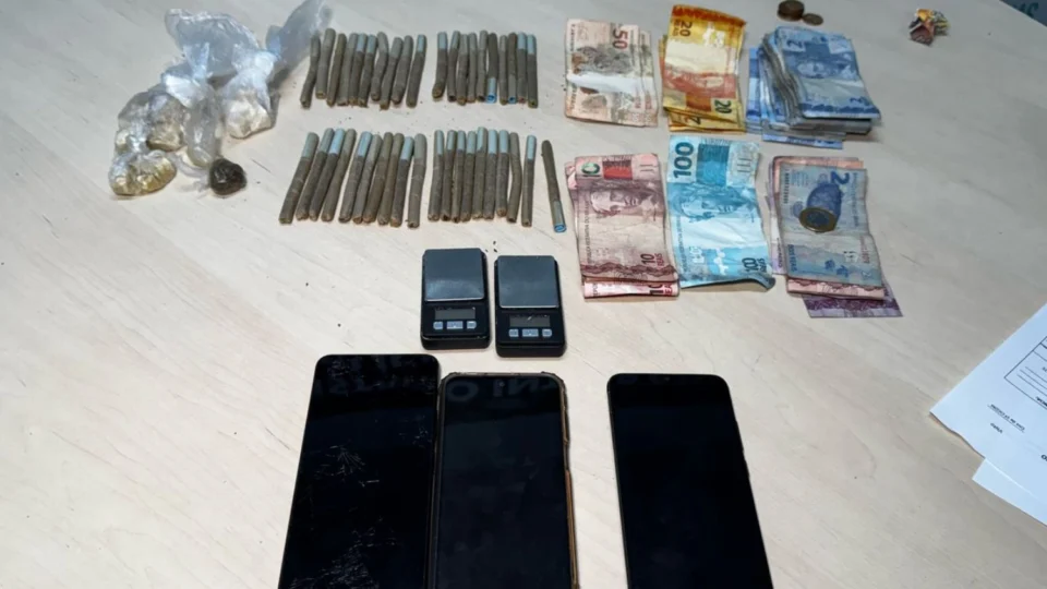 Suspeitos fogem de lancha durante ação da PM próximo à Feira da Panair, em Manaus