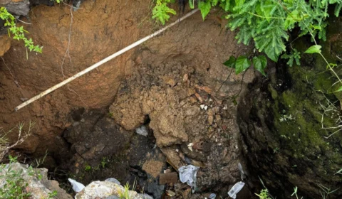 Moradores do bairro Zumbi pedem solução para buraco e bueiros abertos
