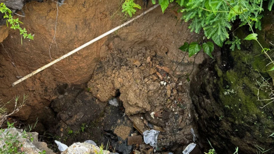 Moradores do bairro Zumbi pedem solução para buraco e bueiros abertos