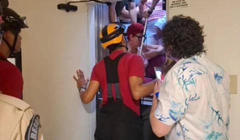 Turistas ficam presos em elevador de hotel no Centro de Manaus e são resgatados pelos bombeiros