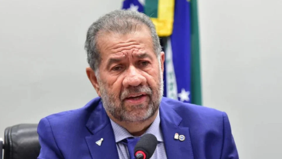 Carlos Lupi deixa o Ministério da Previdência após escândalo bilionário no INSS