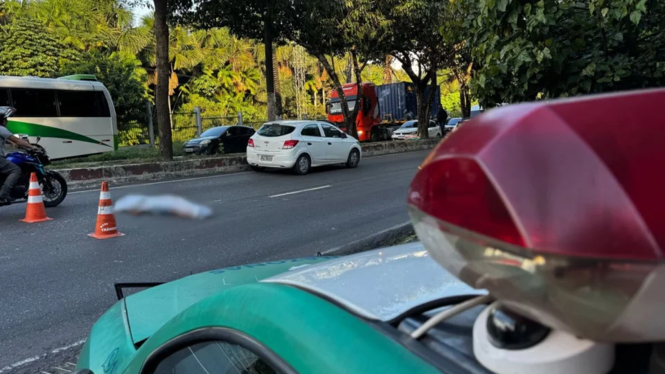 Homem em situação de rua morre atropelado na avenida Rodrigo Otávio, em Manaus