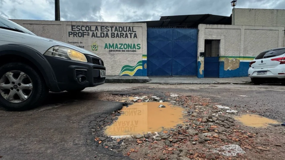 Moradores do bairro Flores cobram solução para falta de infraestrutura na Rua Barão de Ladário