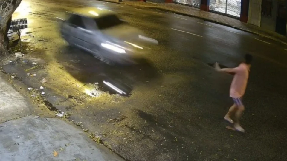 Vídeo: Homem morre atropelado por carro em alta velocidade no Centro de Manaus