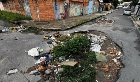 Buracos causam transtornos há mais de quatro meses na Rua Araçu, no Jorge Teixeira