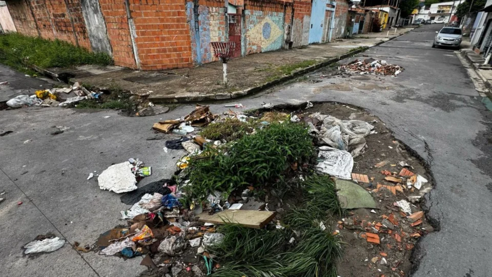 Buracos causam transtornos há mais de quatro meses na Rua Araçu, no Jorge Teixeira