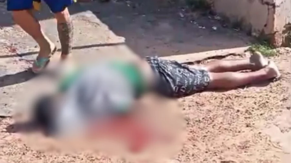 Criminosos perseguem e matam homem a tiros no bairro Compensa