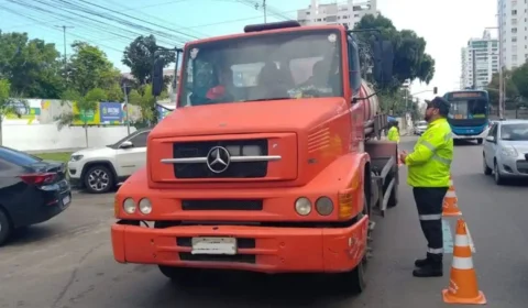 Caminhões são autuados por circulação fora do horário permitido na avenida Mário Ypiranga, em Manaus