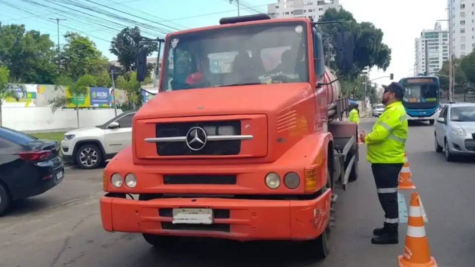 Caminhões são autuados por circulação fora do horário permitido na avenida Mário Ypiranga, em Manaus