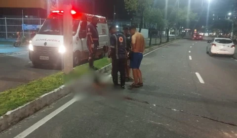 Jovem morre após perder controle de moto e colidir contra poste