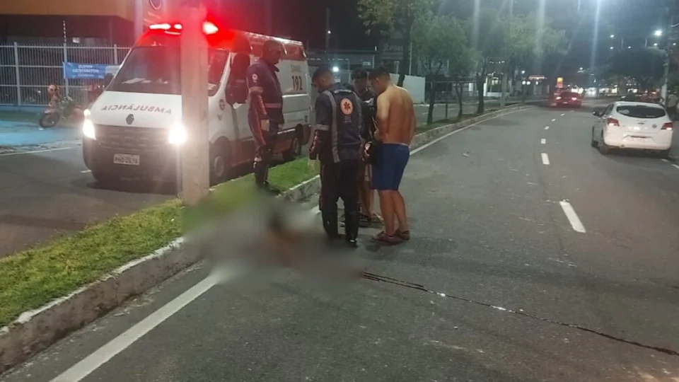 Jovem morre após perder controle de moto e colidir contra poste