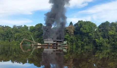 Draga usada em garimpo ilegal é destruída durante operação no Amazonas