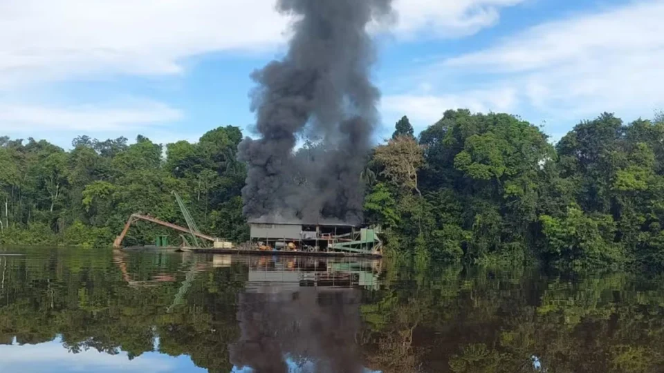 Draga usada em garimpo ilegal é destruída durante operação no Amazonas