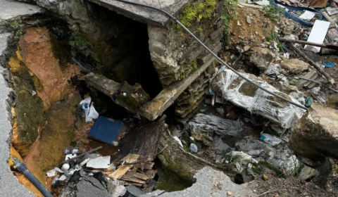 Cratera ameaça rua e moradores enfrentam abandono no bairro Cidade de Deus