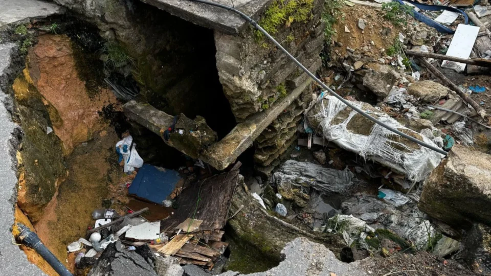 Cratera ameaça rua e moradores enfrentam abandono no bairro Cidade de Deus