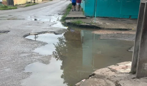 Moradores da Grande Vitória denunciam bueiros entupidos ao céu aberto