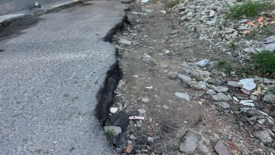 Moradores da Rua Paulo XI, no Petrópolis, denunciam abandono e cobram ação da Prefeitura