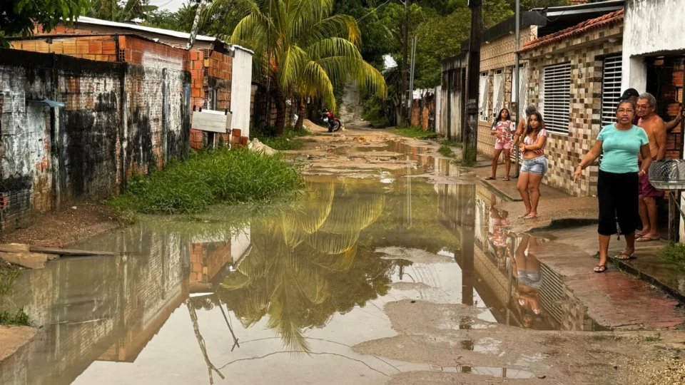 Moradores do Parque Solimões convivem com alagamentos e abandono na Rua Cachoeira Santa
