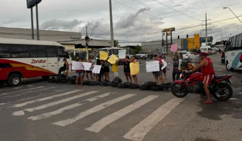 Moradores fecham Avenida Torquato Tapajós em protesto contra retirada de linhas de ônibus