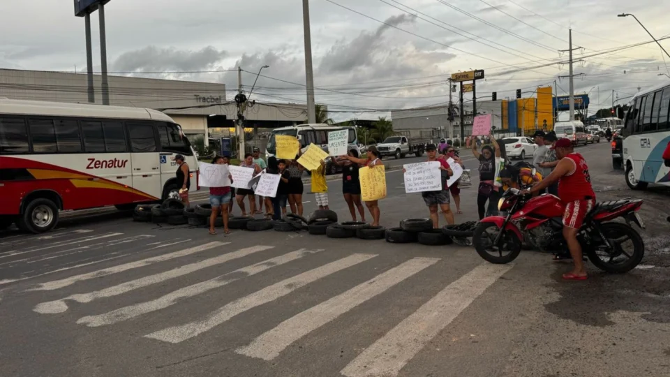 Moradores fecham Avenida Torquato Tapajós em protesto contra retirada de linhas de ônibus