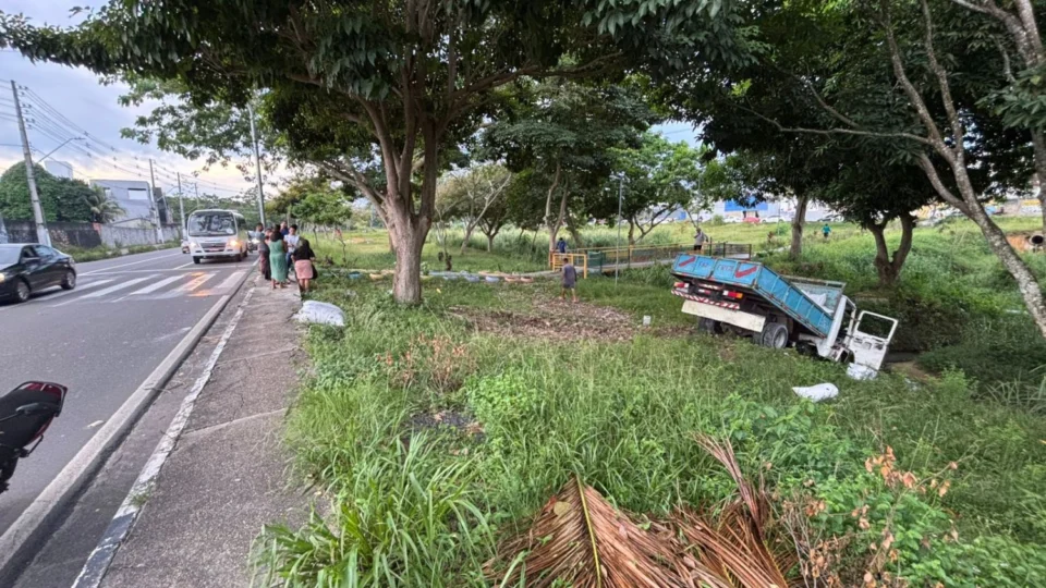 Caminhão perde o controle e atropela pedestre na Avenida das Torres
