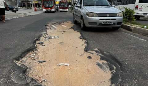 Buraco causa transtornos a motoristas na Avenida Silves, no bairro da Raiz